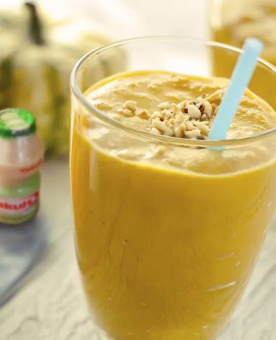 Smoothie met pompoen, dadels, banaan, flesje Yakult Plus, kaneel, kruidnagel.