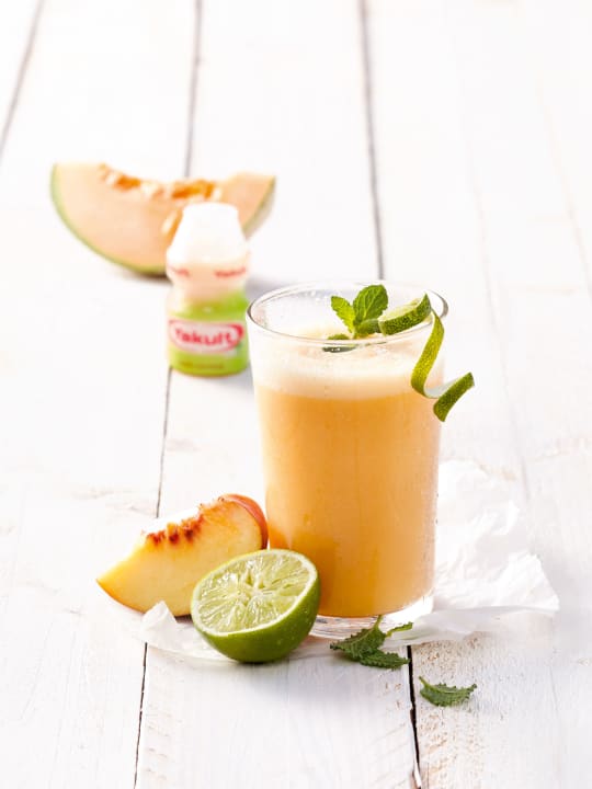 Pfirsich-Honigmelonen Smoothie mit Yakult