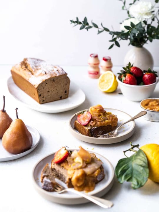 Banenenbrot mit pochierte Birne und Apfelmus mit Yakult