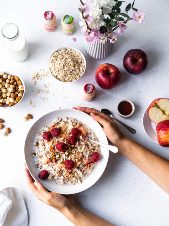 Yakult Rezepte | Birchermüsli mit Yakult, Tahini und Himbeeren