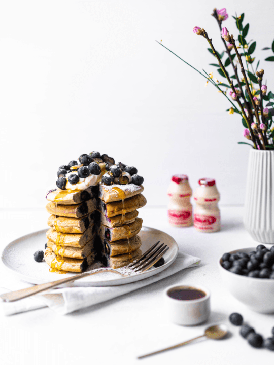 Buchweizen Heidelbeer Pancakes mit Ricotta-Yakult Topping