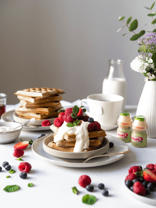 Vanille Buchweizenwaffeln mit frischen Früchten, Mascarpone Sauce mit Yakult und Minze