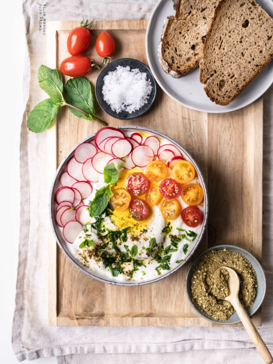 Labneh mit frischem Sauerteigbrot, Radieschen & bunten Tomaten