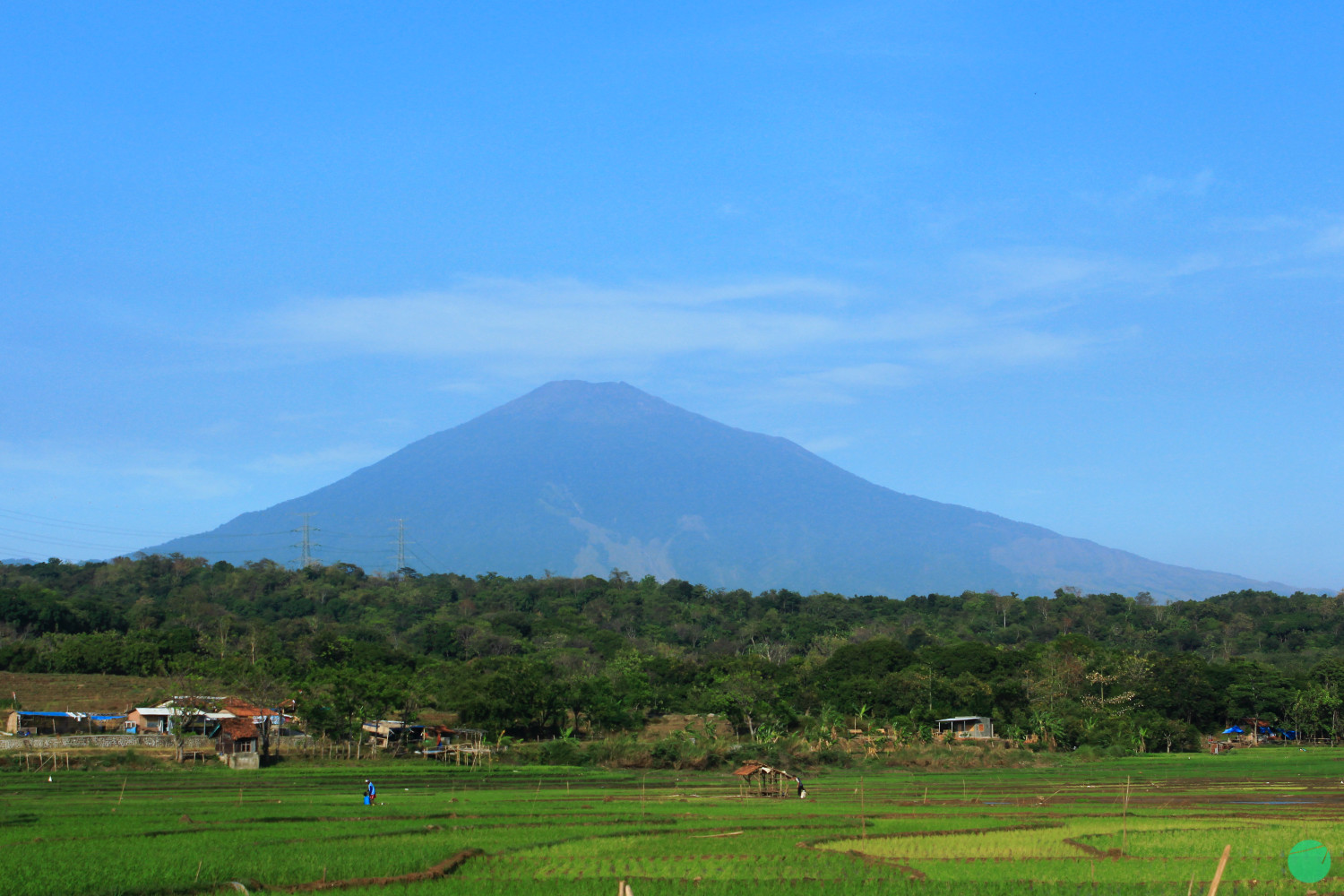 gunung ciremai dilihat dari danau setu patok
