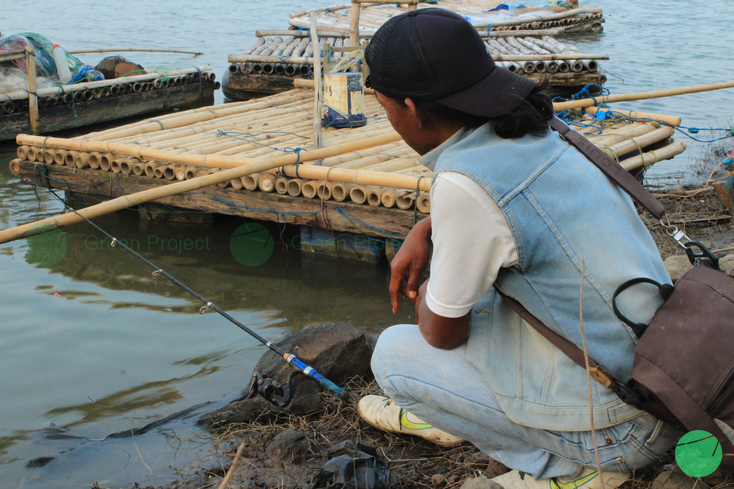 memancing di danau setu patok