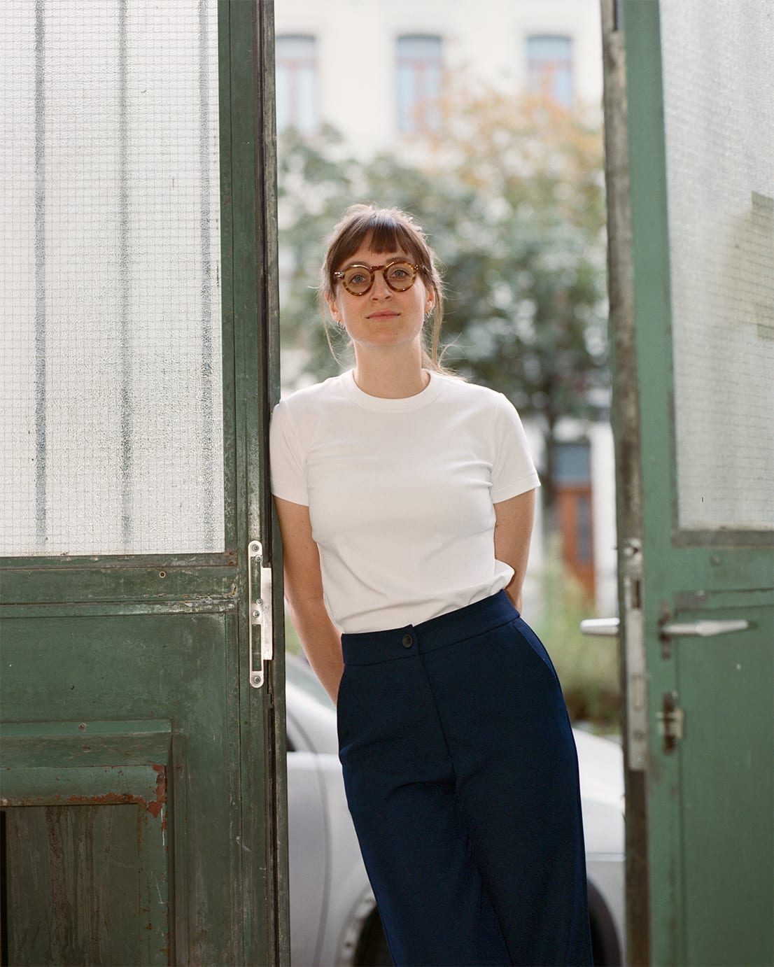 A portrait of our customer Sarah Rogiers wearing one of our FRONTs, the mod.02. A beautiful very sharp pantos with a crown top and long tenons. A blonde, striped pattern on the acetate frame.