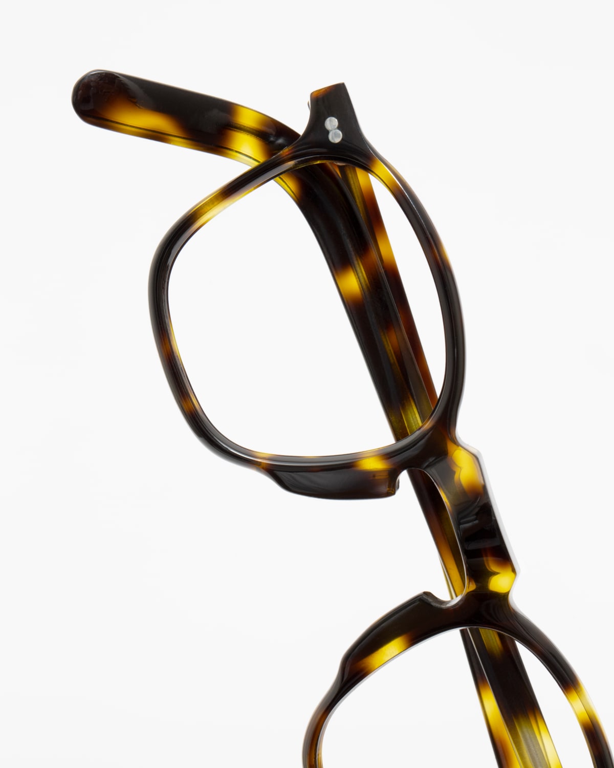 A macro shot of the FRONTs mod.6 by Bidules: a yellow-black amber pattern on a much thinner pantos acetate frame.