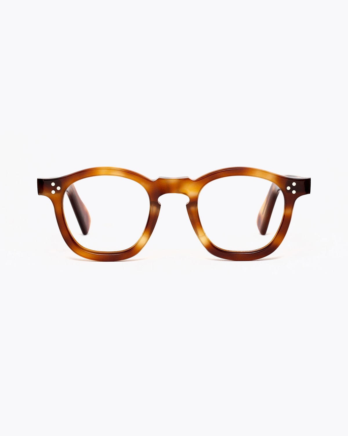 A macro shot of our FRONTs mod. 09 by Bidules. Blonde 70s acetate temples on a 50s acetate front of the same shade. Crazy good match.
.