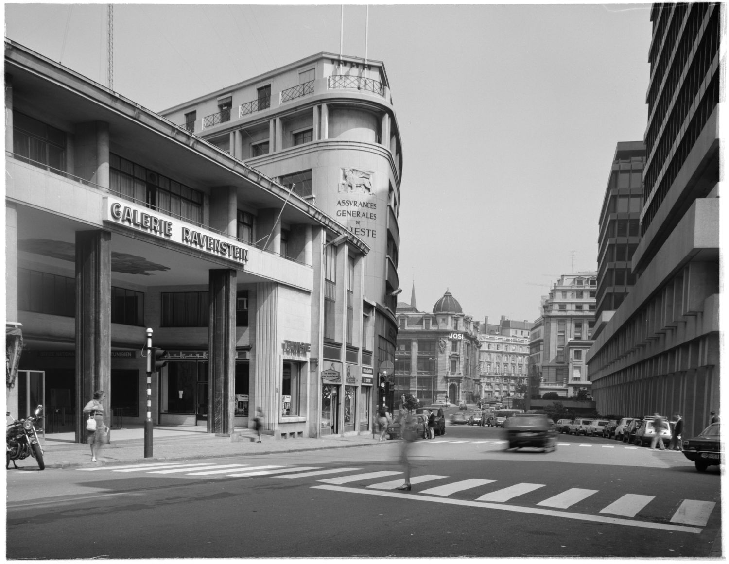 A view from the Galerie Ravenstein, Galerie Ravenstein, Bruxelles, entrée côté rue Ravenstein en 1980 (© Fondation CIVA Stichting/AAM, Brussels)