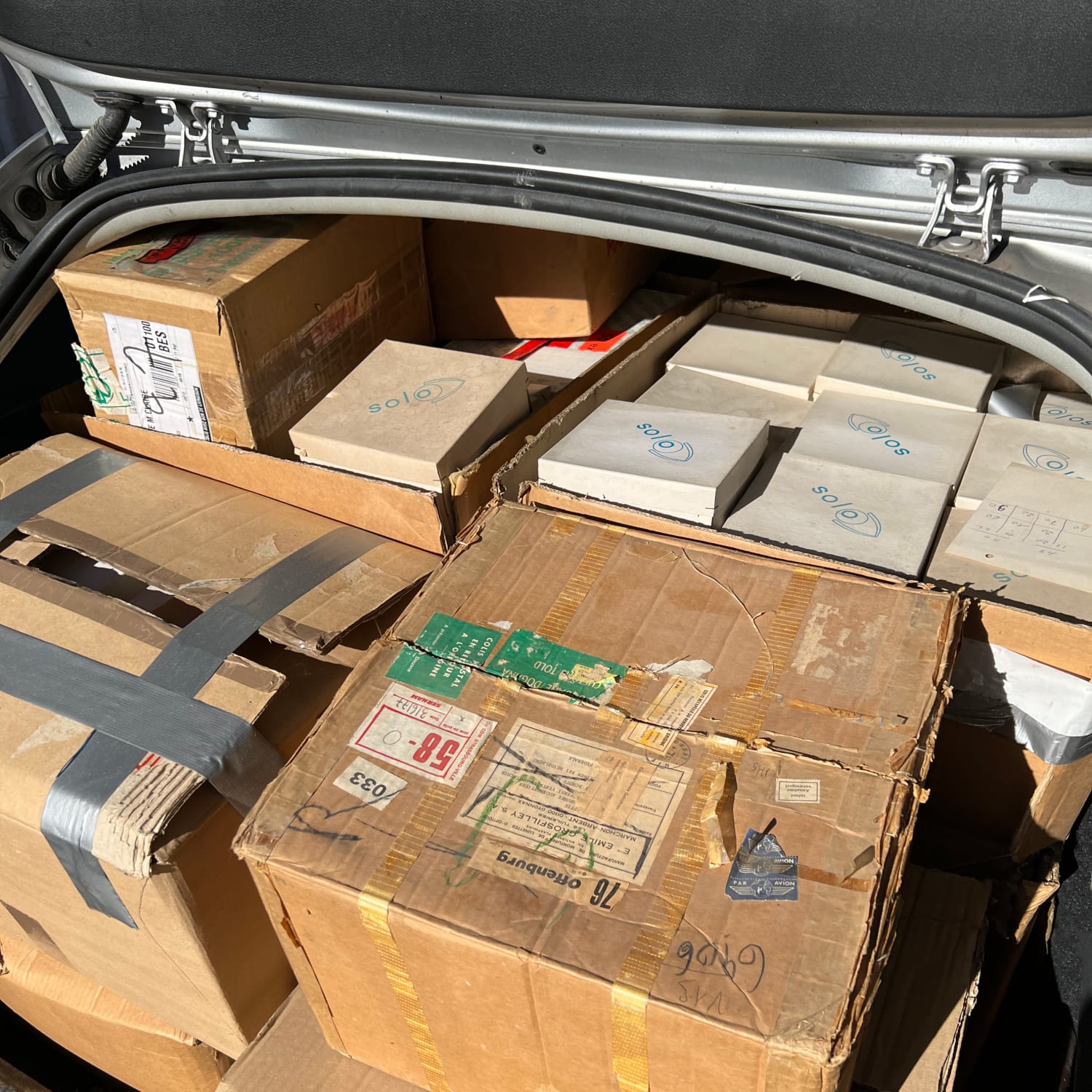 A picture of the car's trunk full of vintage Ets. Grosfilley glasses from the sixties and seventies.