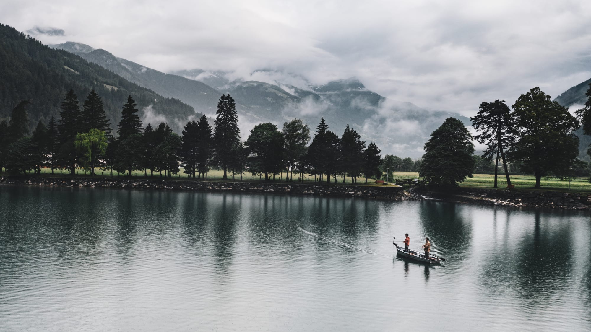 See im Valposchiavo mit zwei Menschen am Fischen