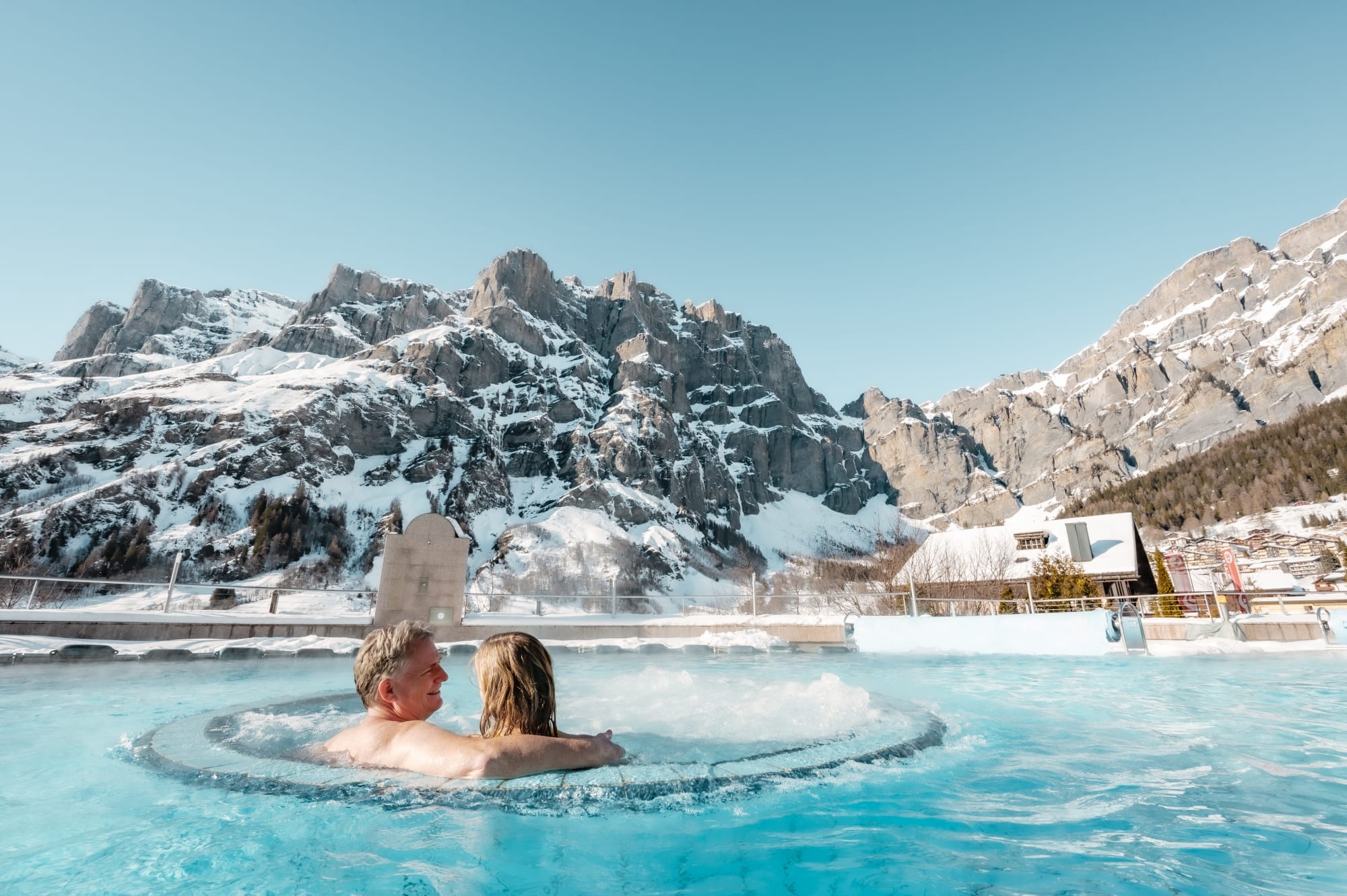 Zwei Personen in der Alpentherme in Leukerbad