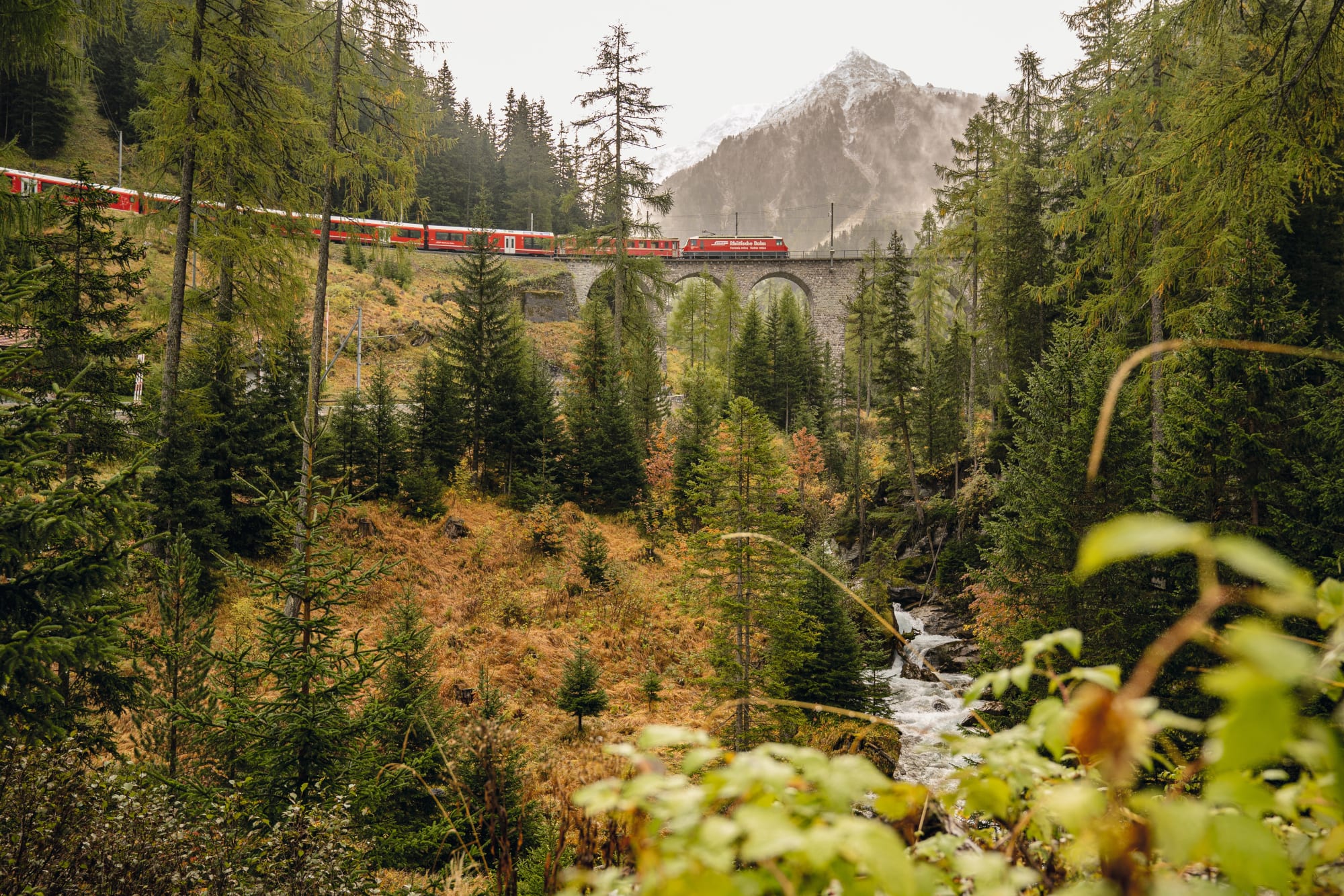 La ferrovia Rhaetisache sul viadotto del Passo dell'Albula tra Berguen e Preda.