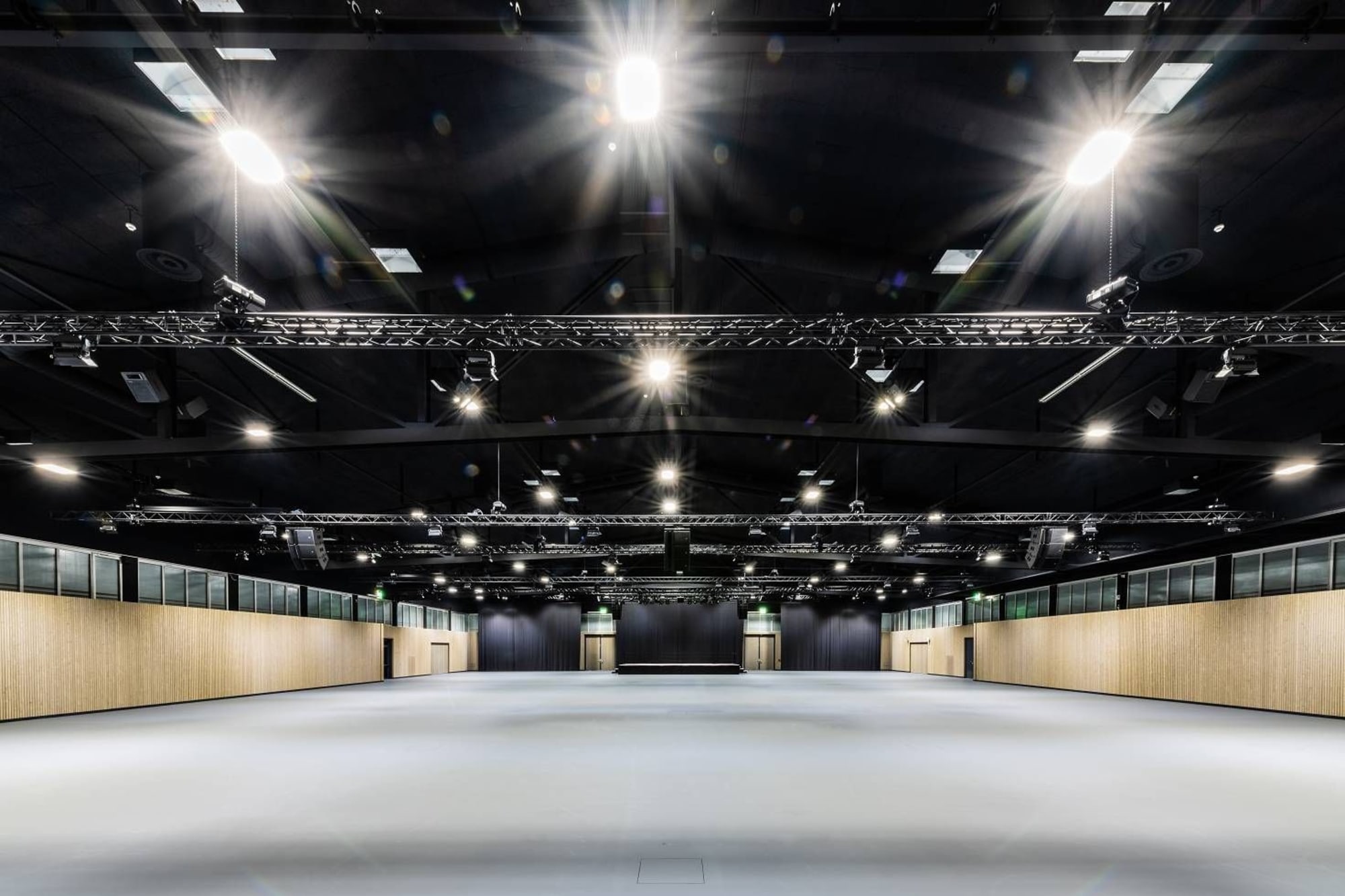 Grande sala vuota con riflettori