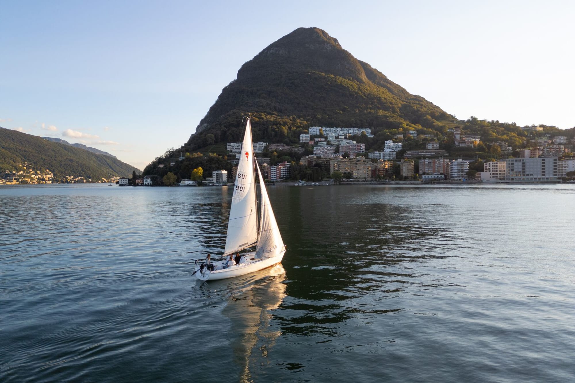 Veliero davanti a Lugano