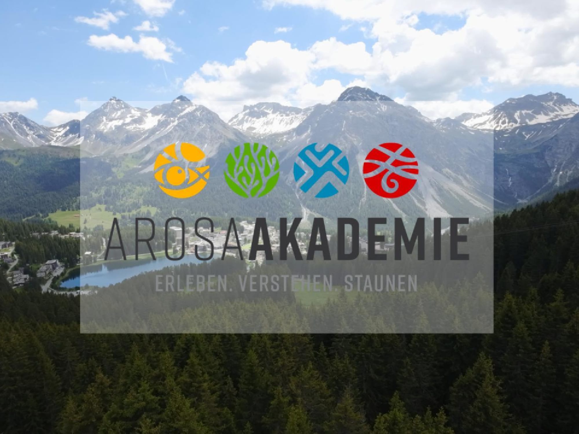 Logo ArosaAkademie vor Bergkulisse