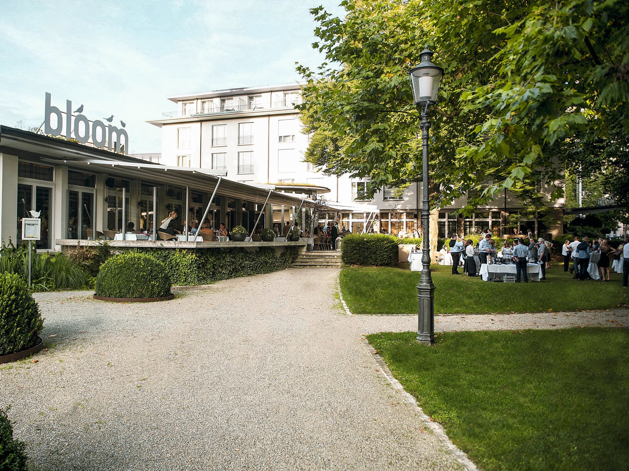 Weg zum Hotel mit Terrasse und Bäumen
