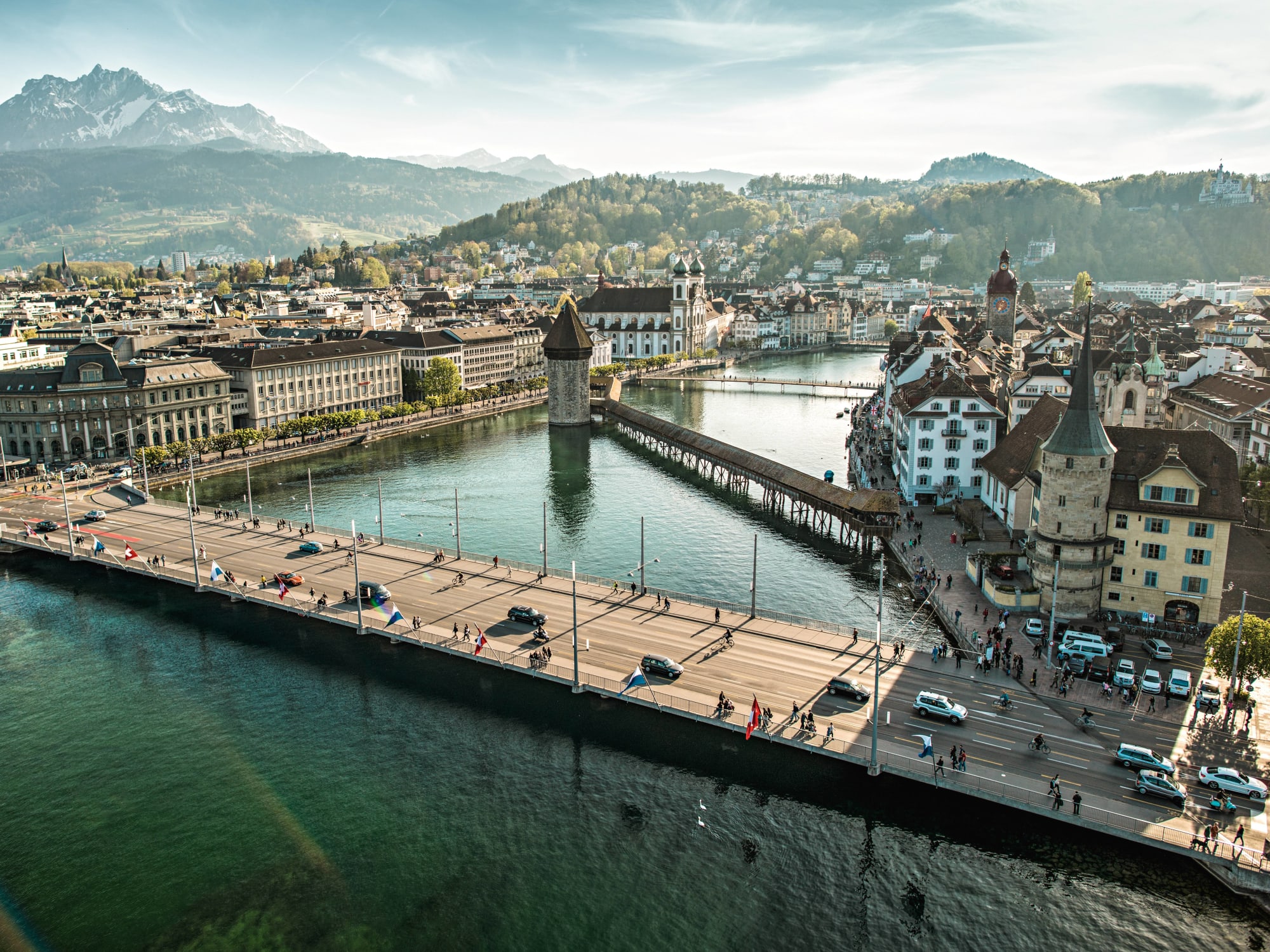 Vogelperspektive auf die Stadt Luzern mit Pilatus, Seebrücke, Kappelbrücke