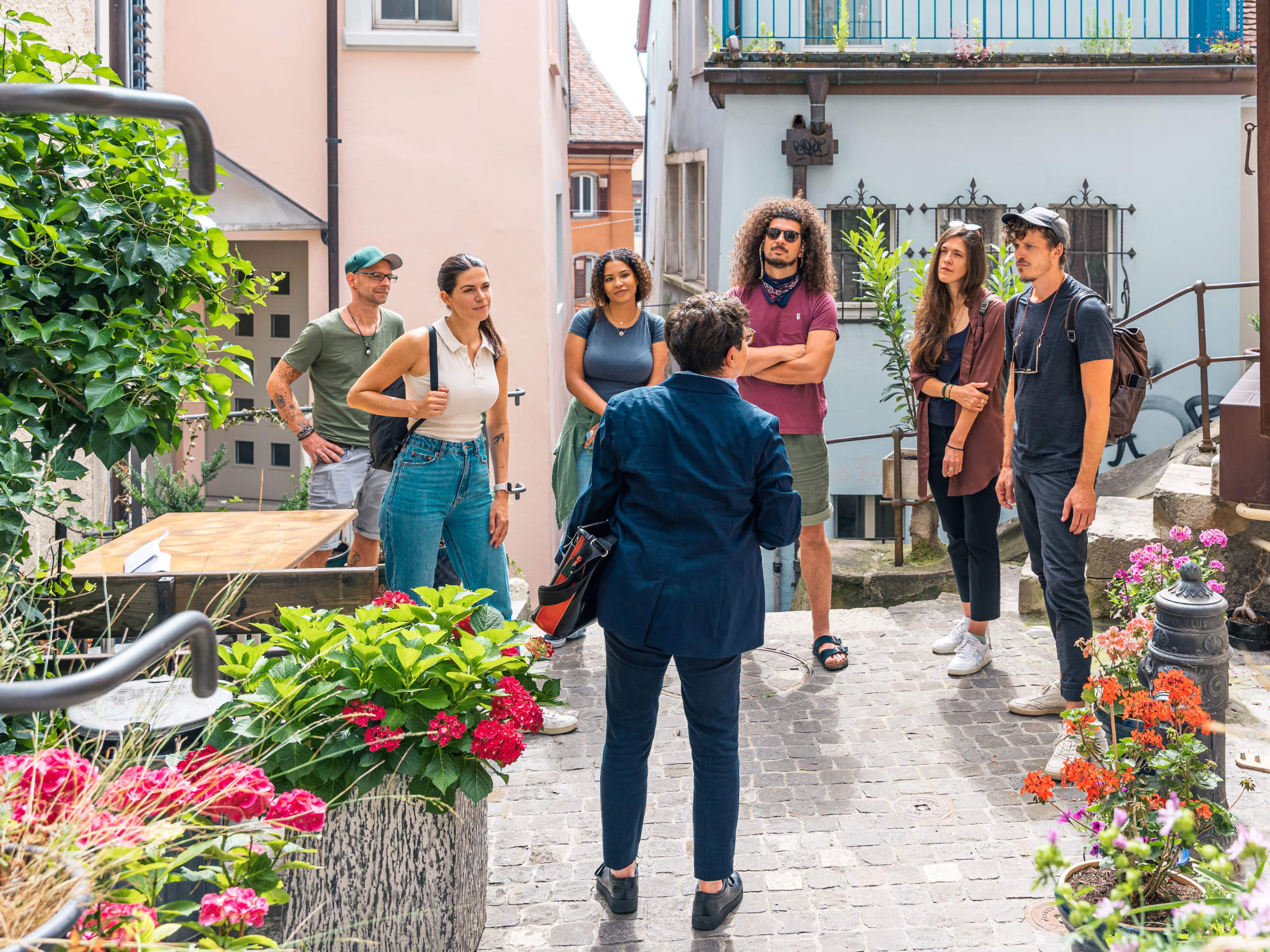 Persone in cerchio Una persona racconta qualcosa