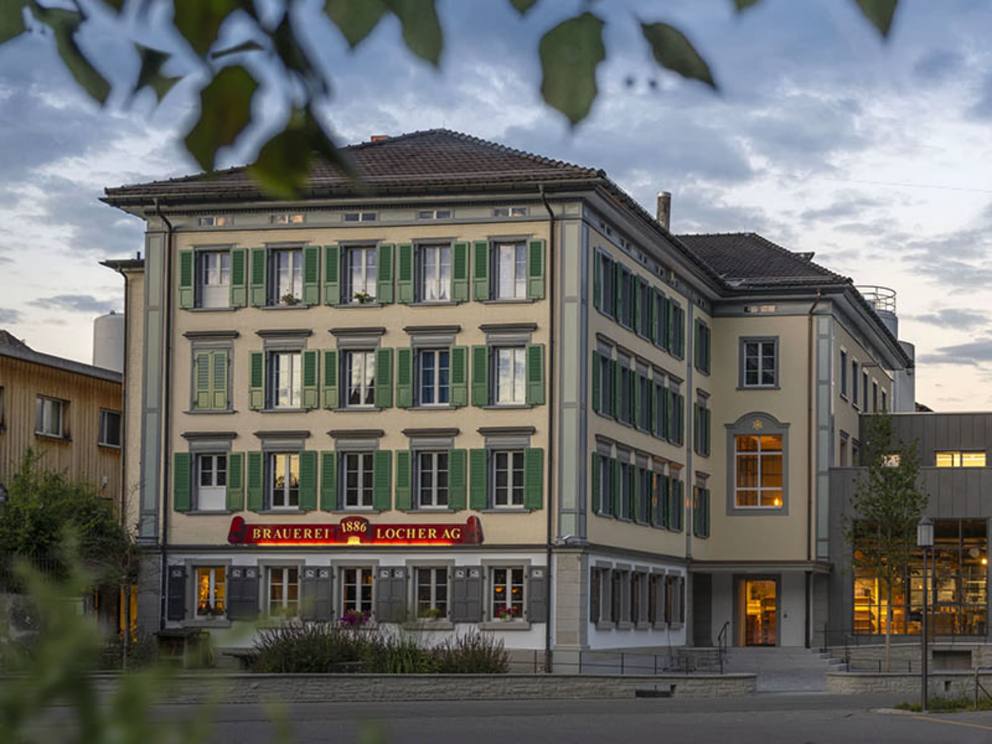 Aussenansicht der zwei Gebäude der Brauerei Locher AG