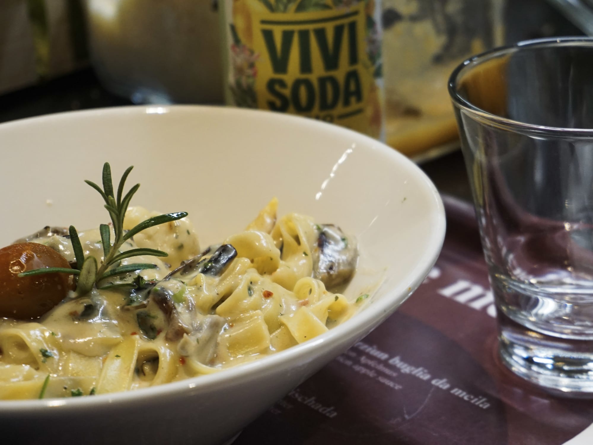 Teller Pasta und Wasserglas