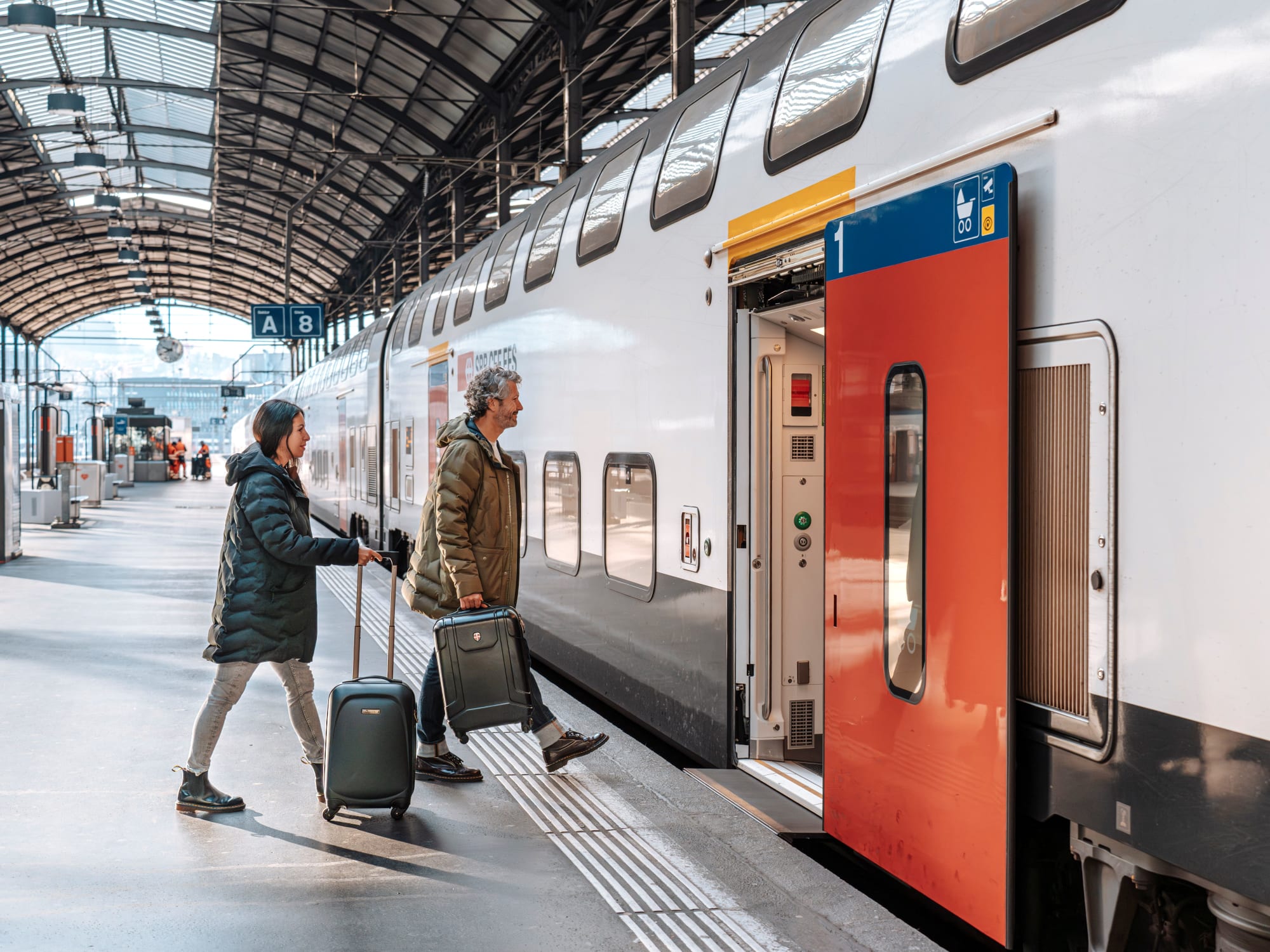 Deux personnes montent dans un train