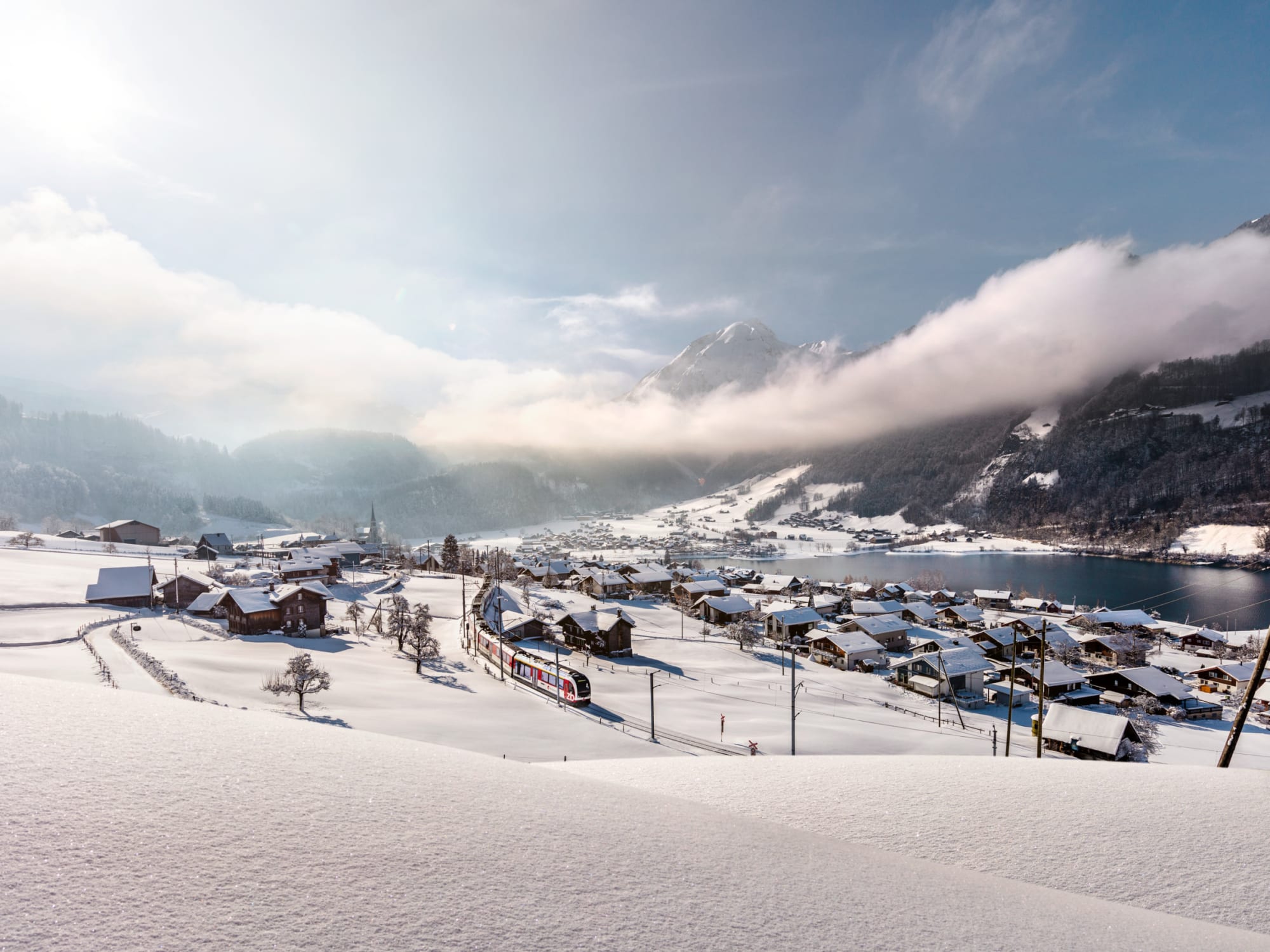 Lungern hivernal au lac de Lungern avec le Zentralbahn