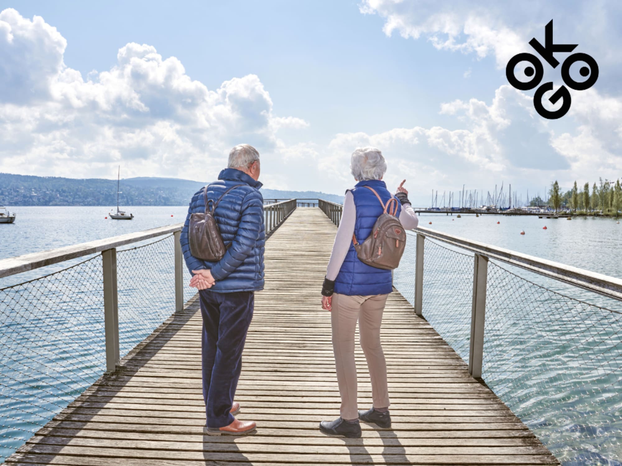 Senior:innen auf einem Steg am See