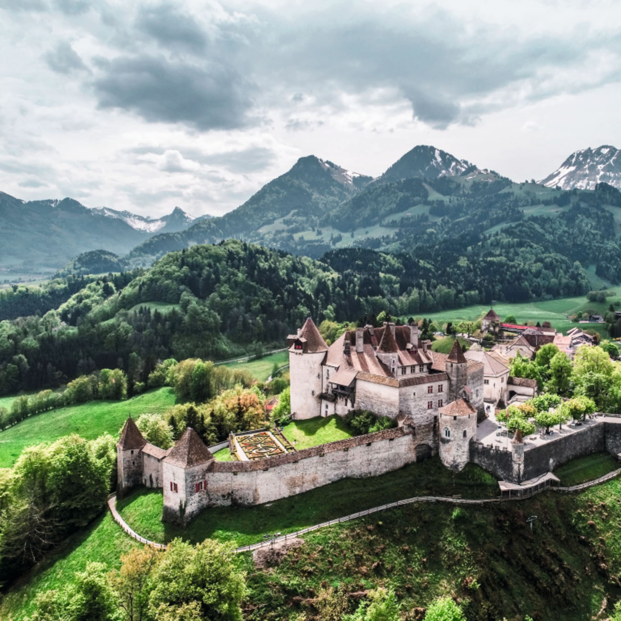 Le château de Gruyère devant un panorama de montagnes