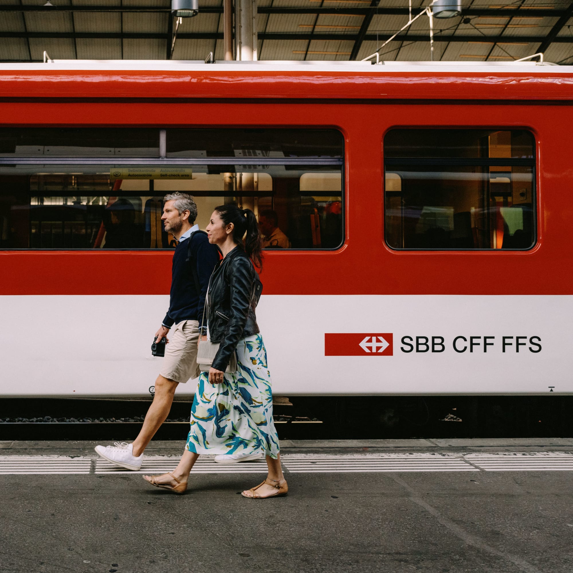 Un homme et une femme voyagent sans bagages