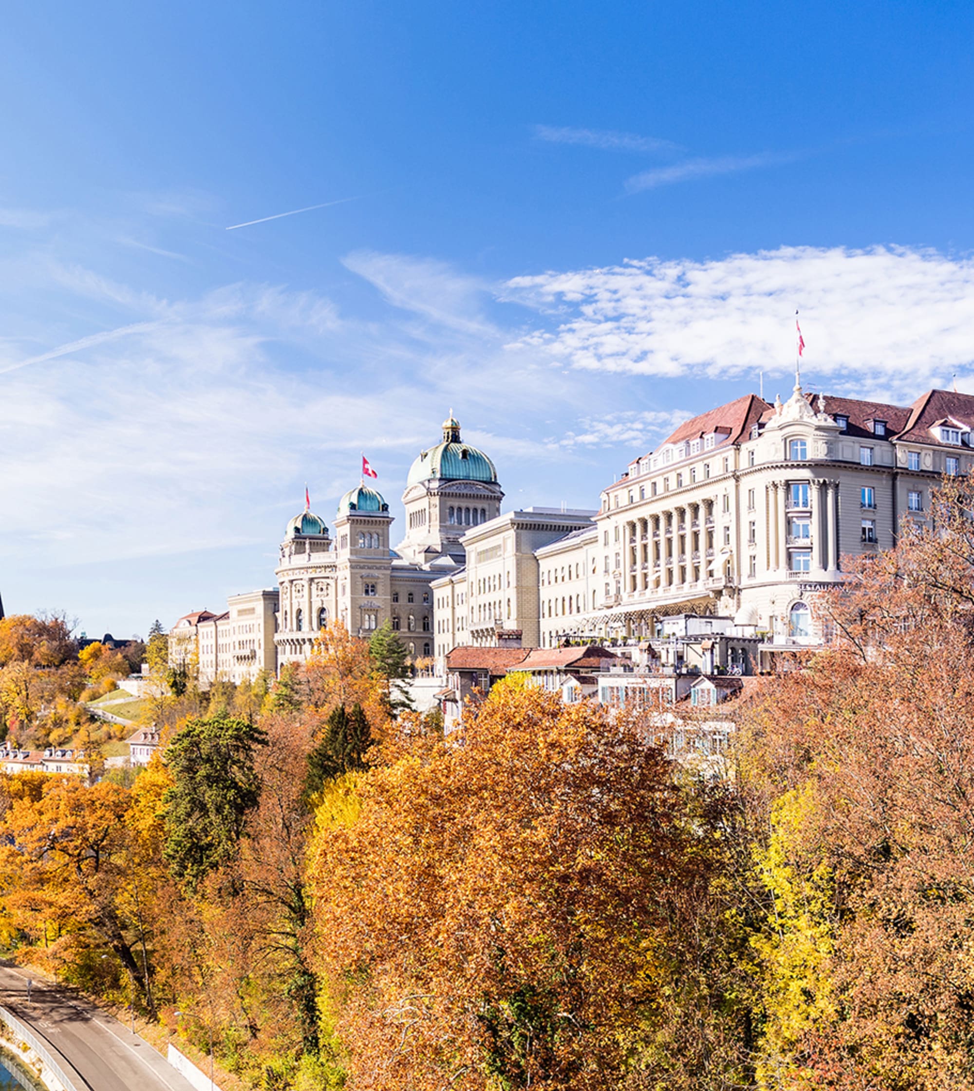 Città di Berna. Veduta del Palazzo Federale, dell'Hotel Bellevue Palace e del Marziliquartier.