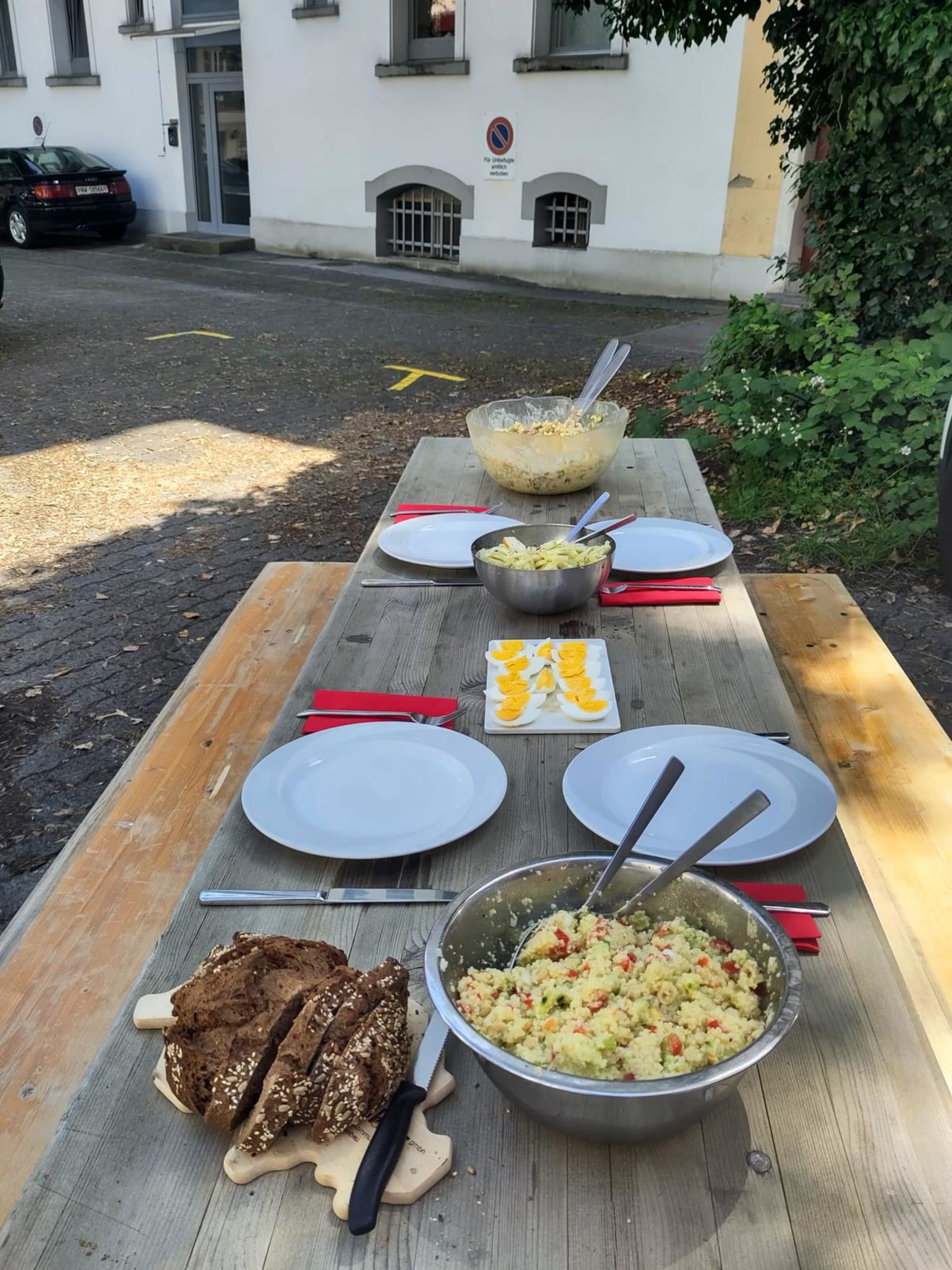 Mittagessen auf Tisch mit Gedeck