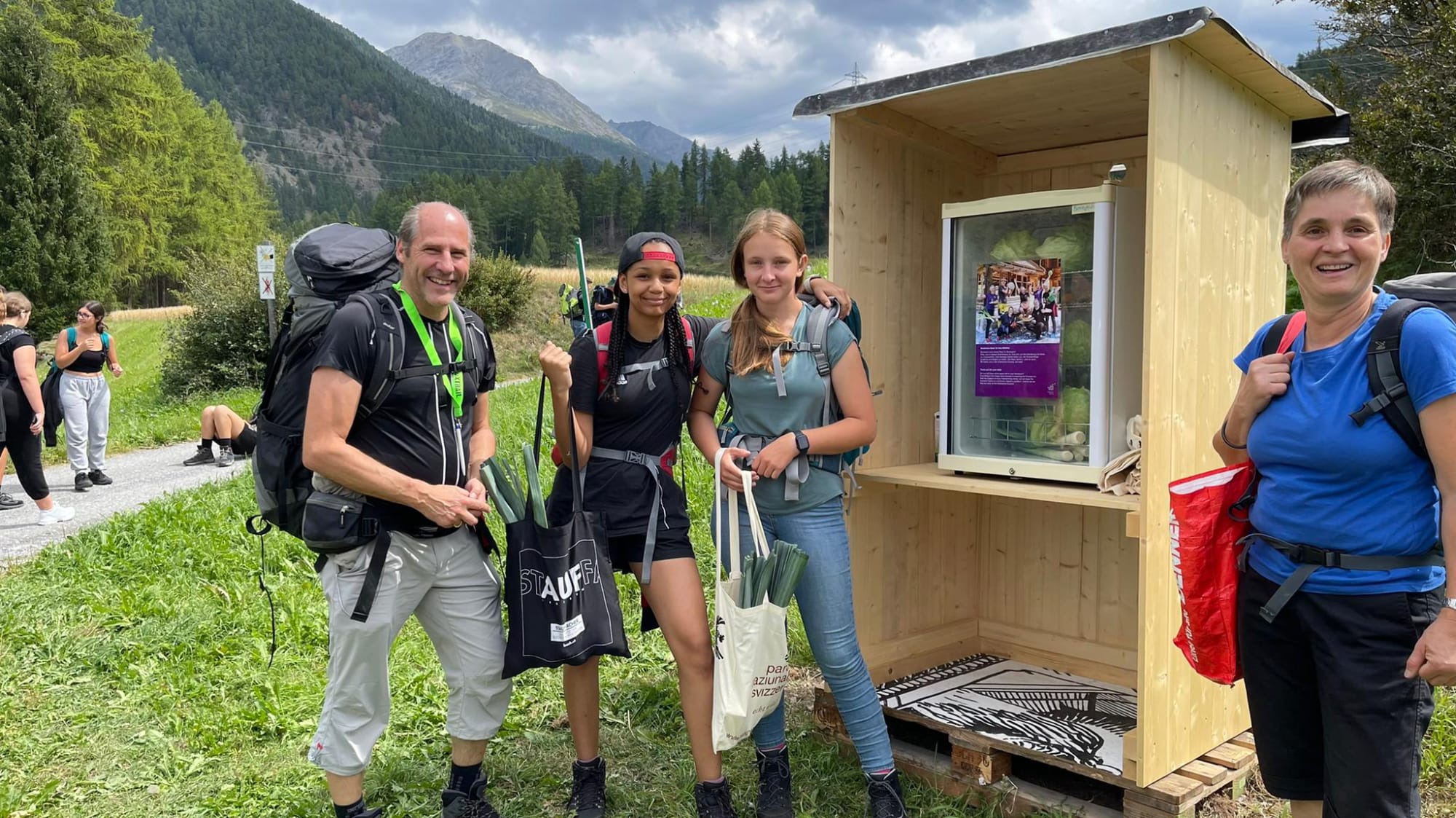 Wanderer beim Kühlschrank in Zernez