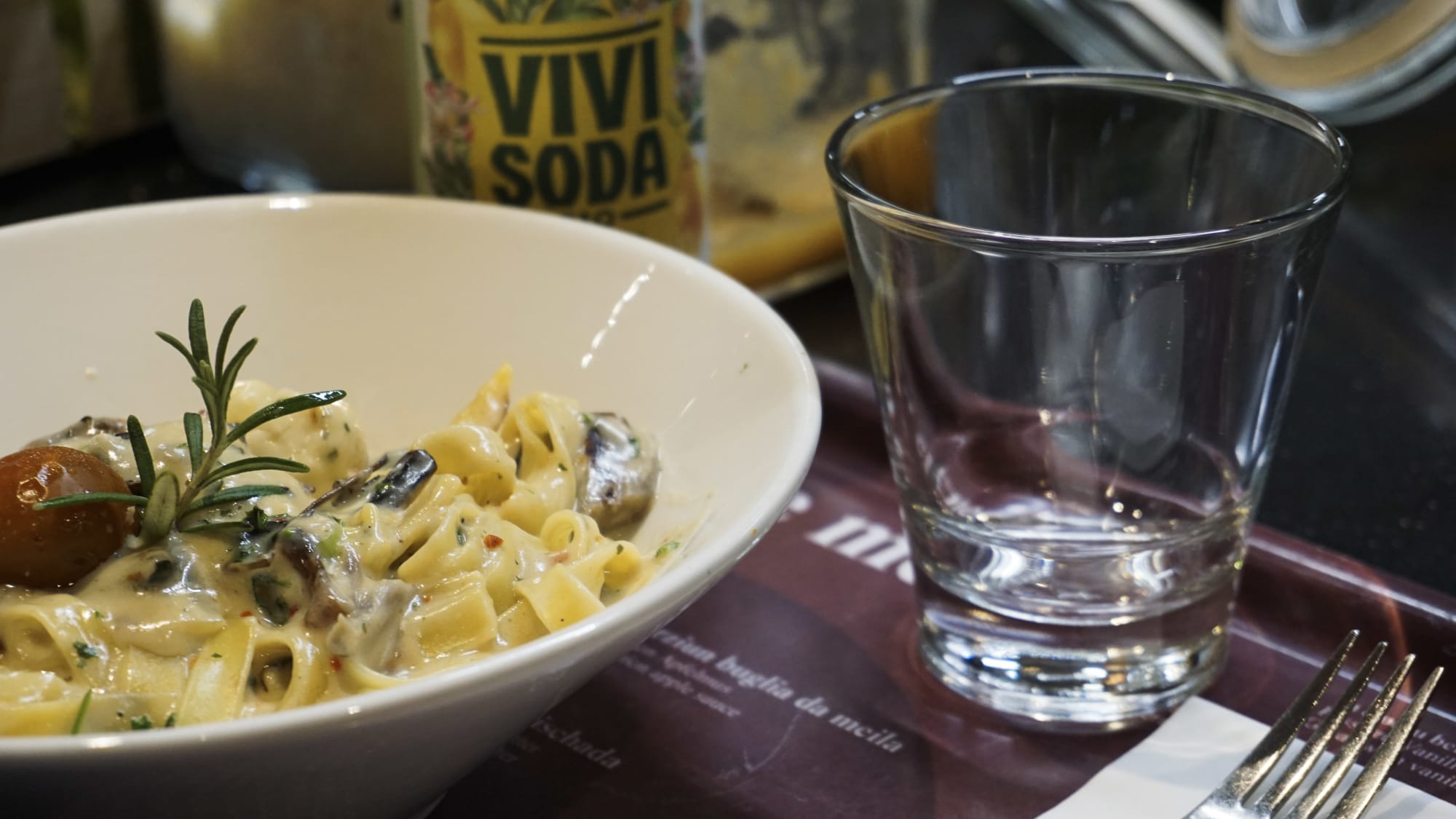 Teller Pasta und Wasserglas