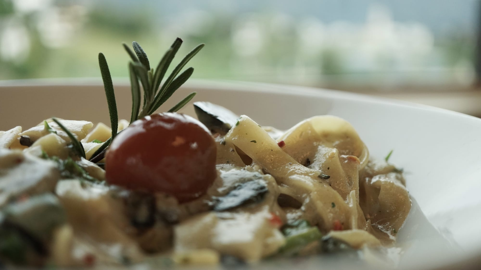 Pasta mit Tomate und Rosmarin