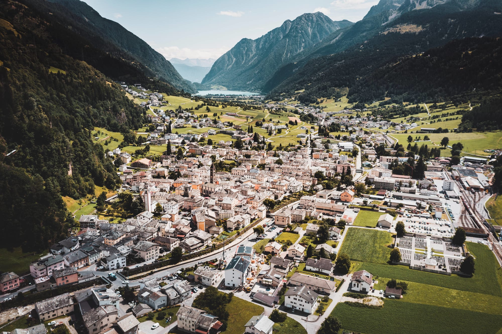 Vue aérienne du village et de la vallée de Valposchiavo