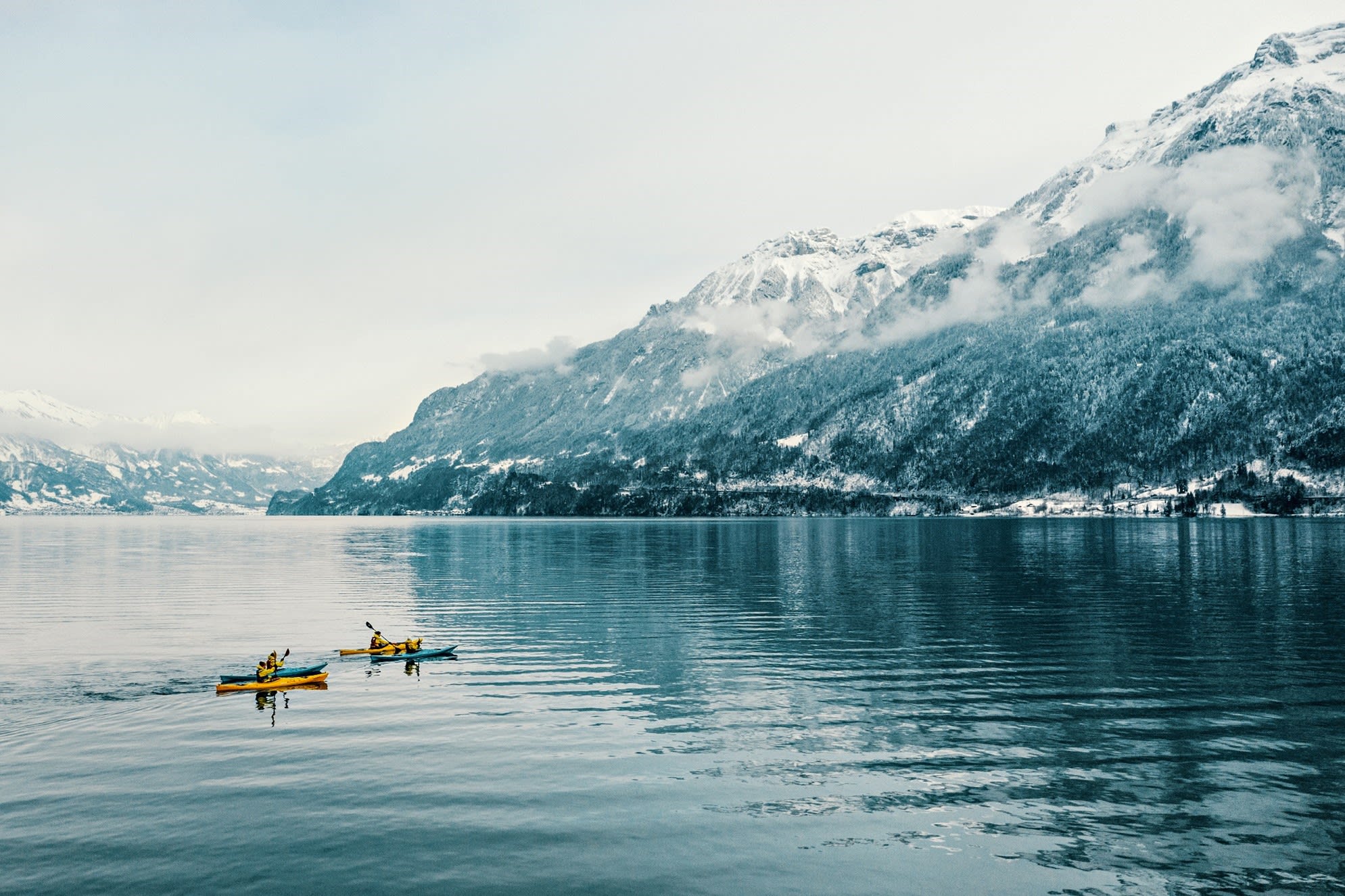 Zwei Kanus auf dem Brienzersee, Berge im Hintergrund