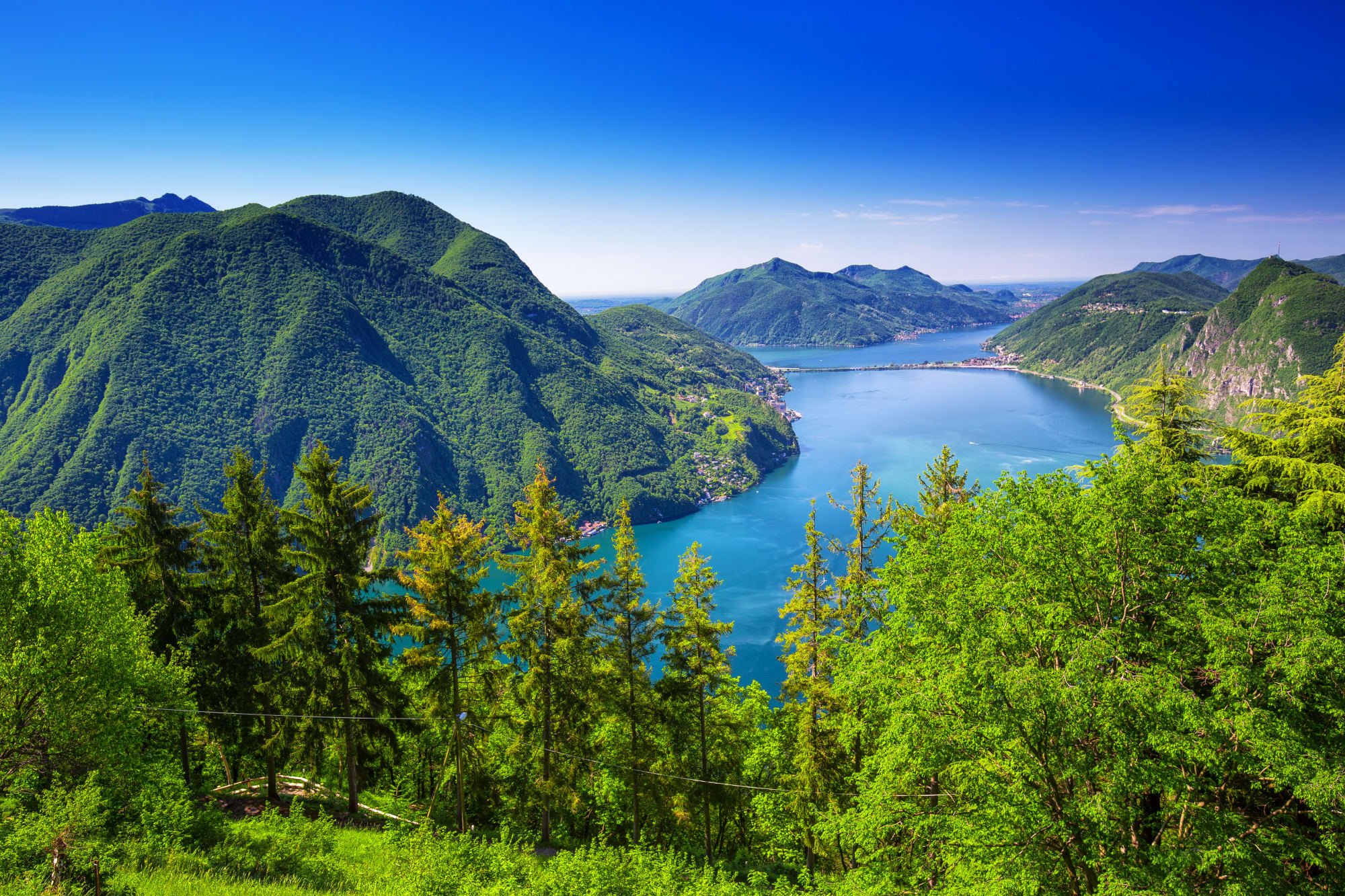 Blick auf die Stadt Lugano, den Luganer See und den Monte San Salvatore vom Monte Bre, Tessin, Schweiz