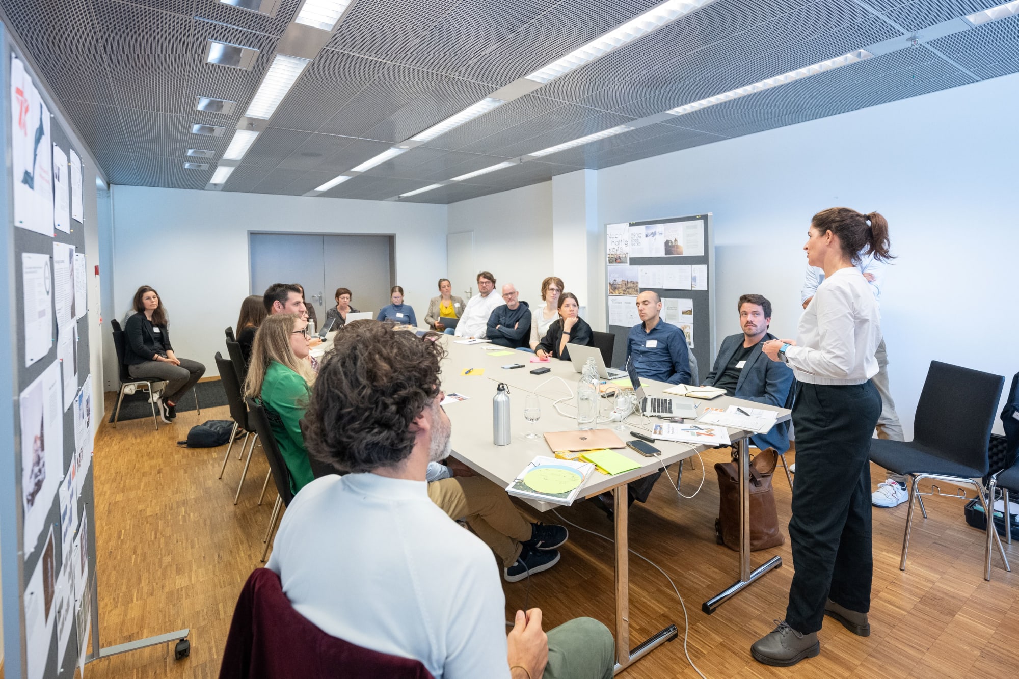 Diverse persone conversano a un workshop