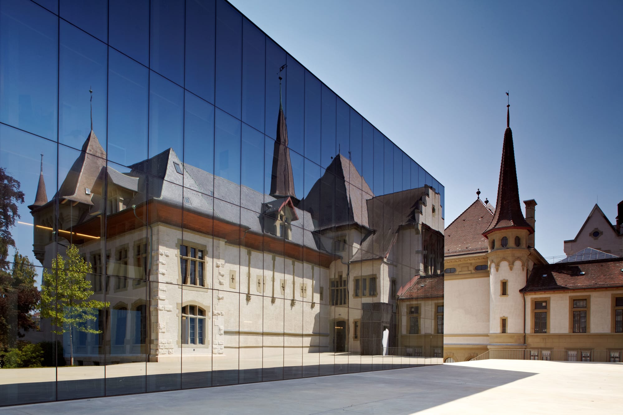 Glaskubus mit Spiegelbild des Bernischen Historischen Museum