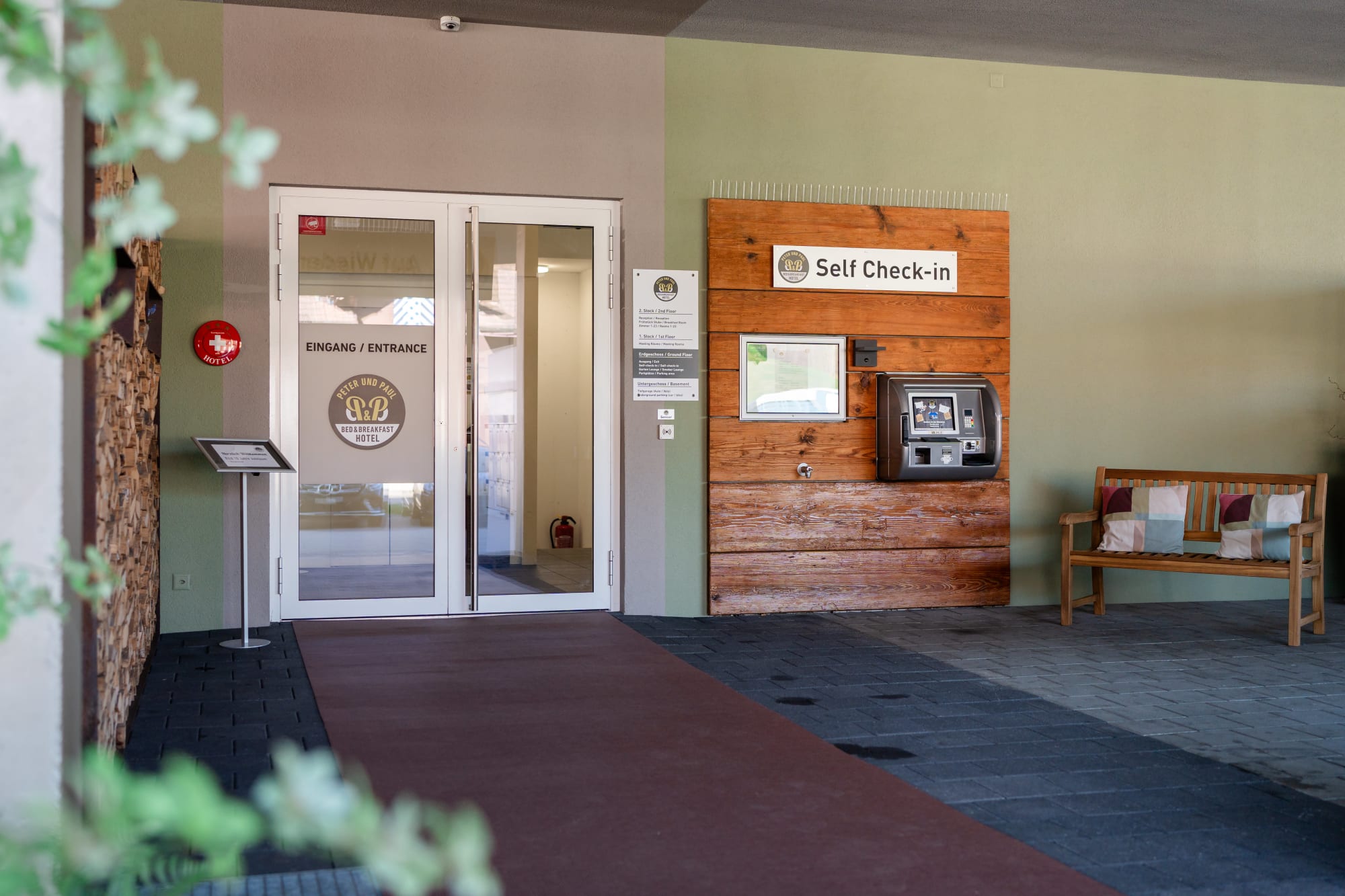 Porta d'ingresso dell'hotel con self check-in