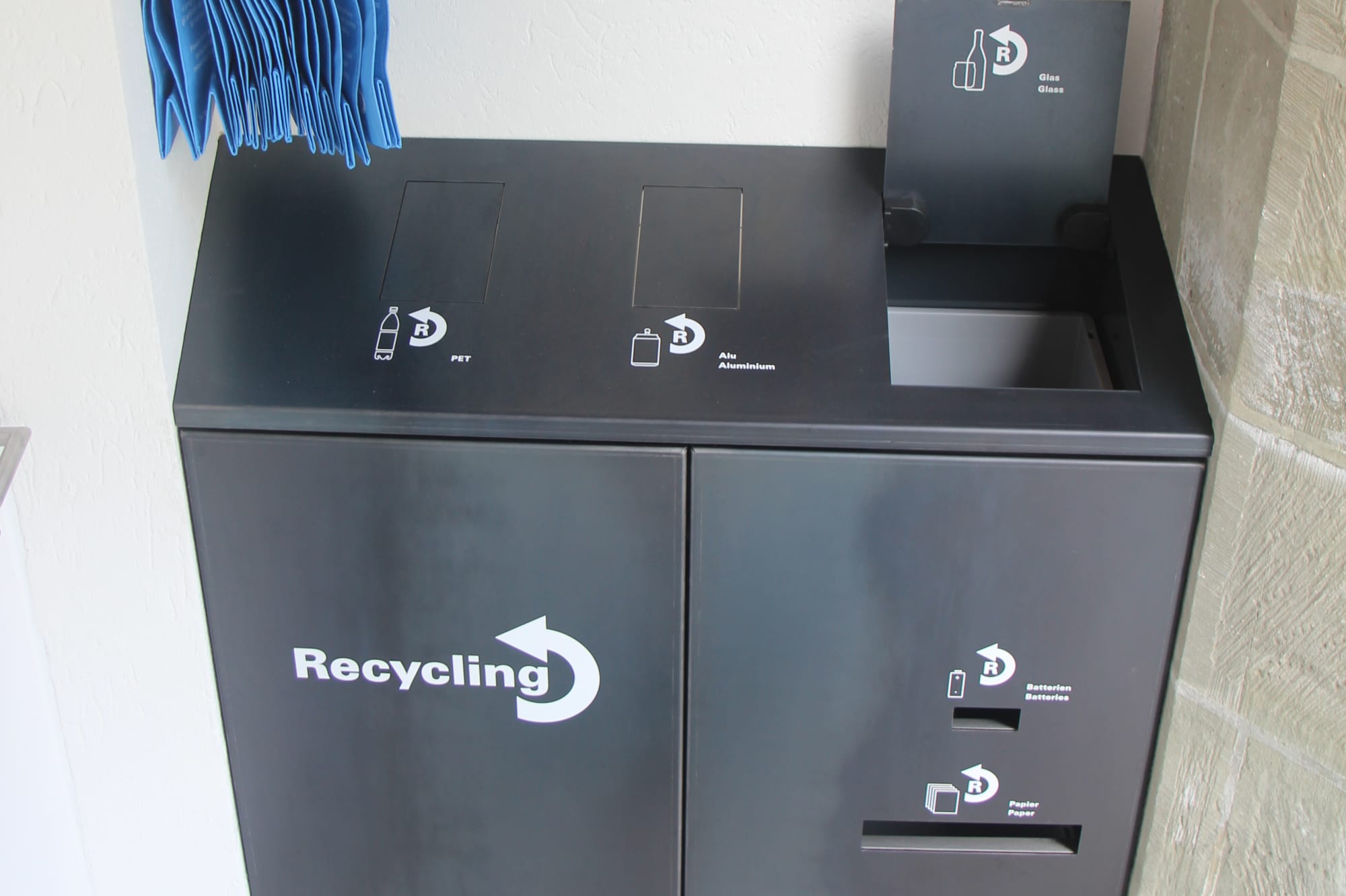 Recycling-Station in Schweizer Jugendherbergen