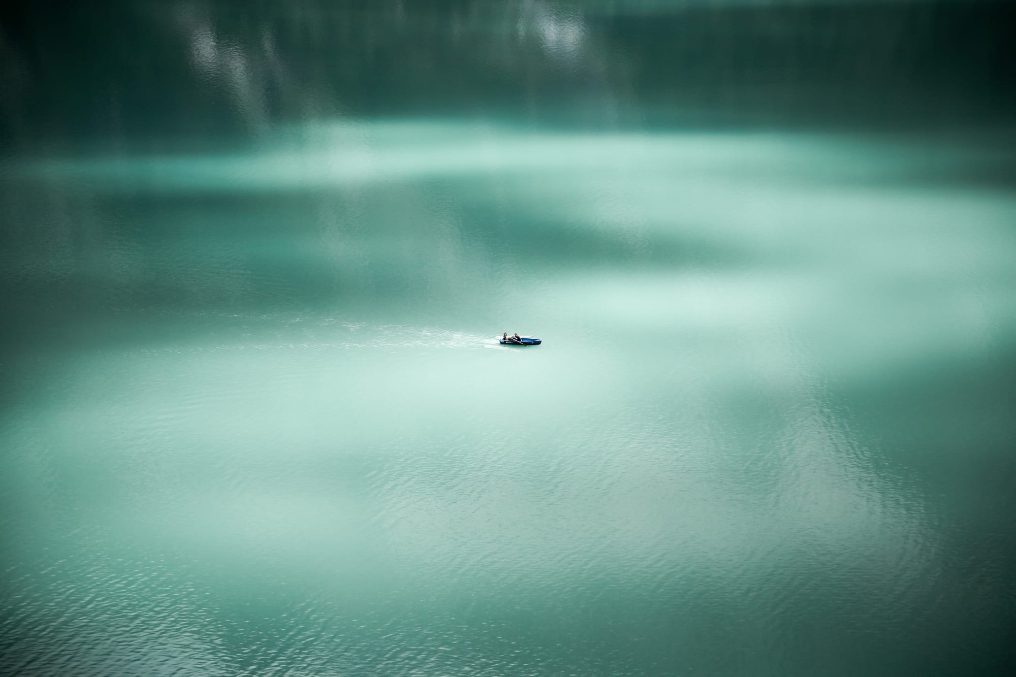 Fischerboot auf dem Oeschinensee oberhalb Kandersteg