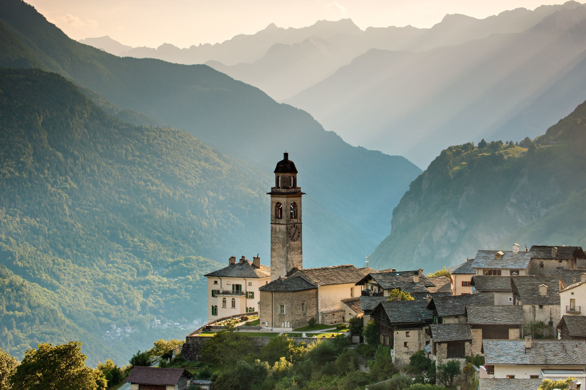 Blick auf die Dorfkirche und das Dorf Soglio