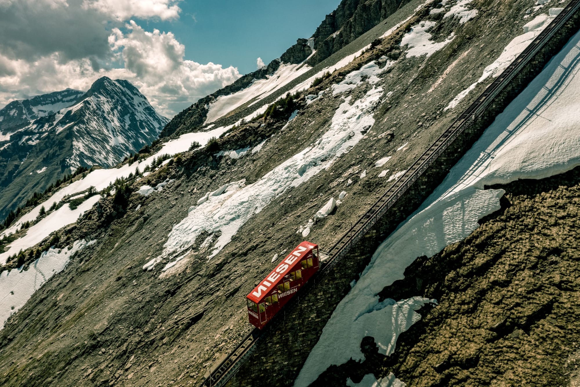 Vista a volo d'uccello sulla Niesenbahn durante il suo viaggio verso il Niesen