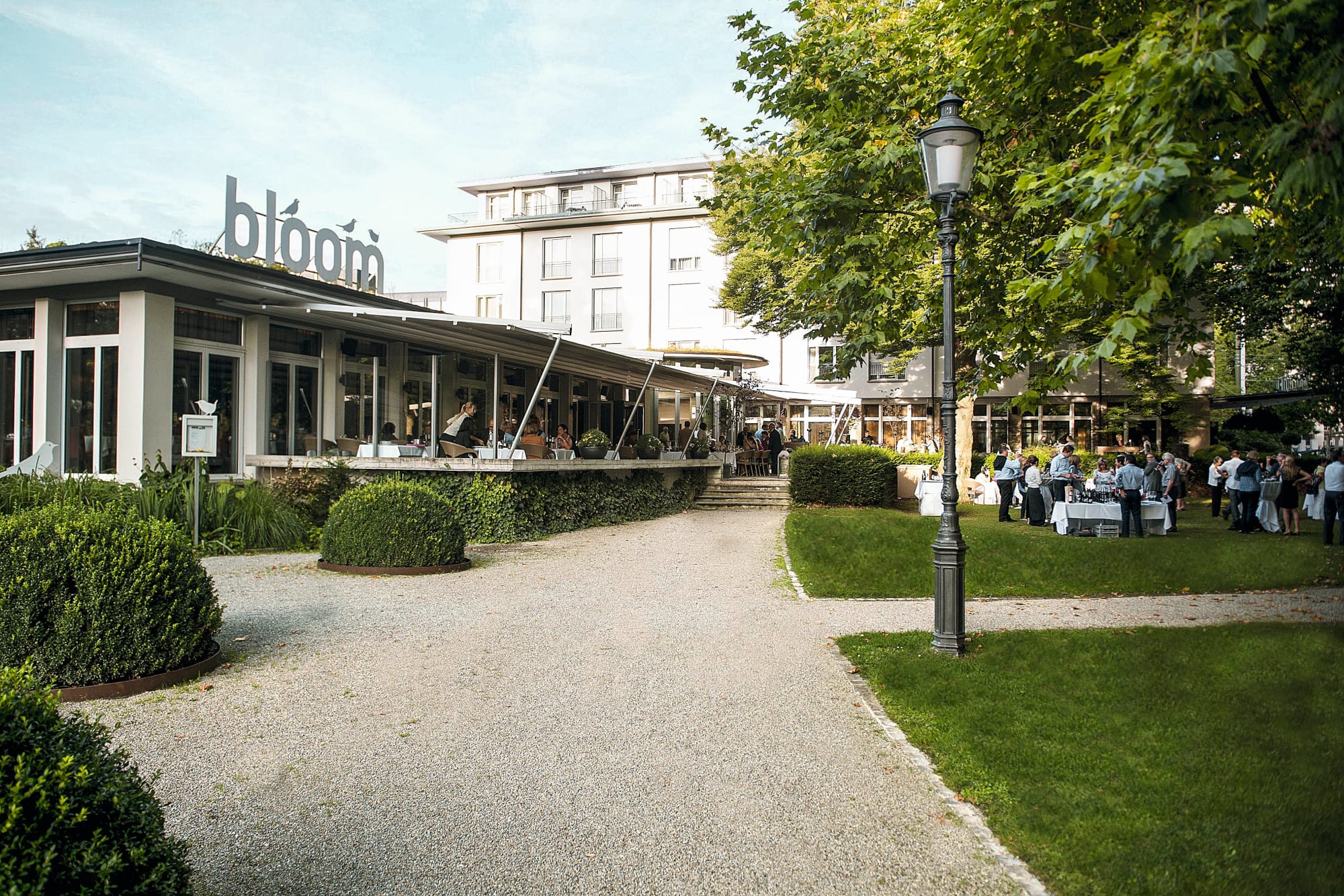 Weg zum Hotel mit Terrasse und Bäumen