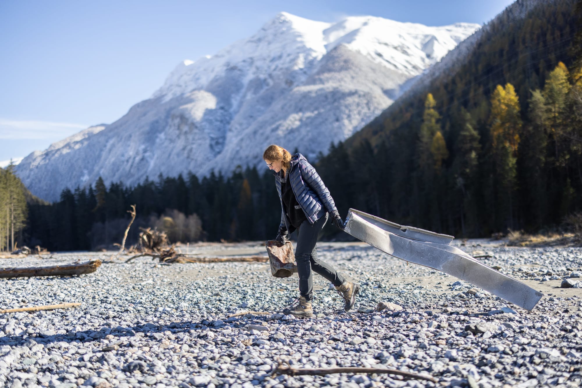 Frau am Clean-Up vor Bergkulisse