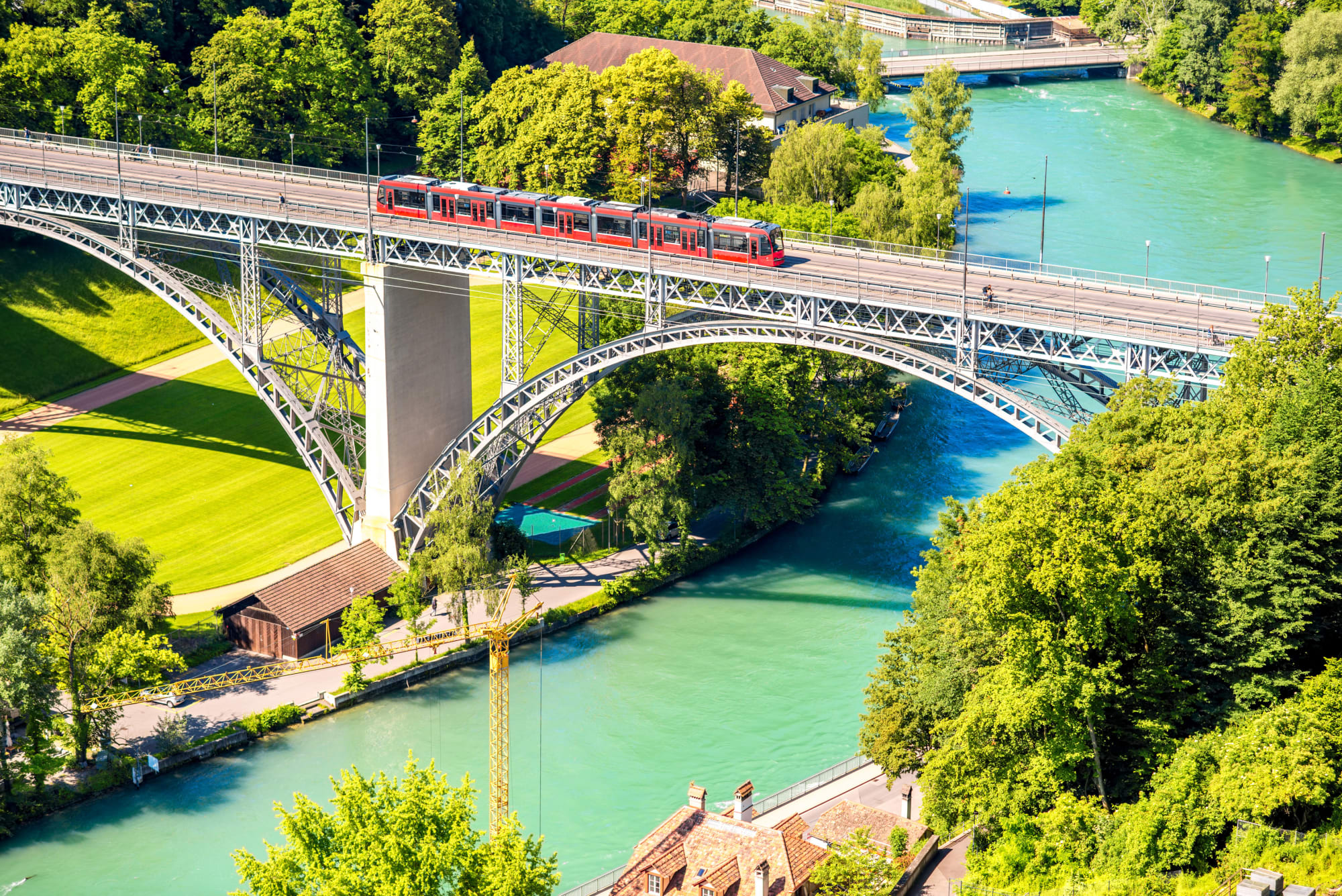 Vogelperspektive auf Kirchenfeldbrücke in Bern, Aare, rotes Tram fährt über die Brücke, Sommer