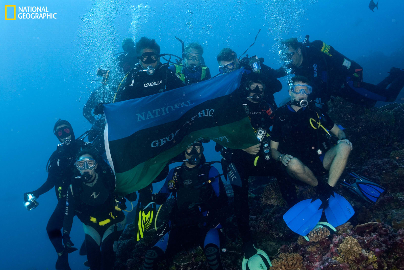 Tauchergruppe mit National Geographic Flagge