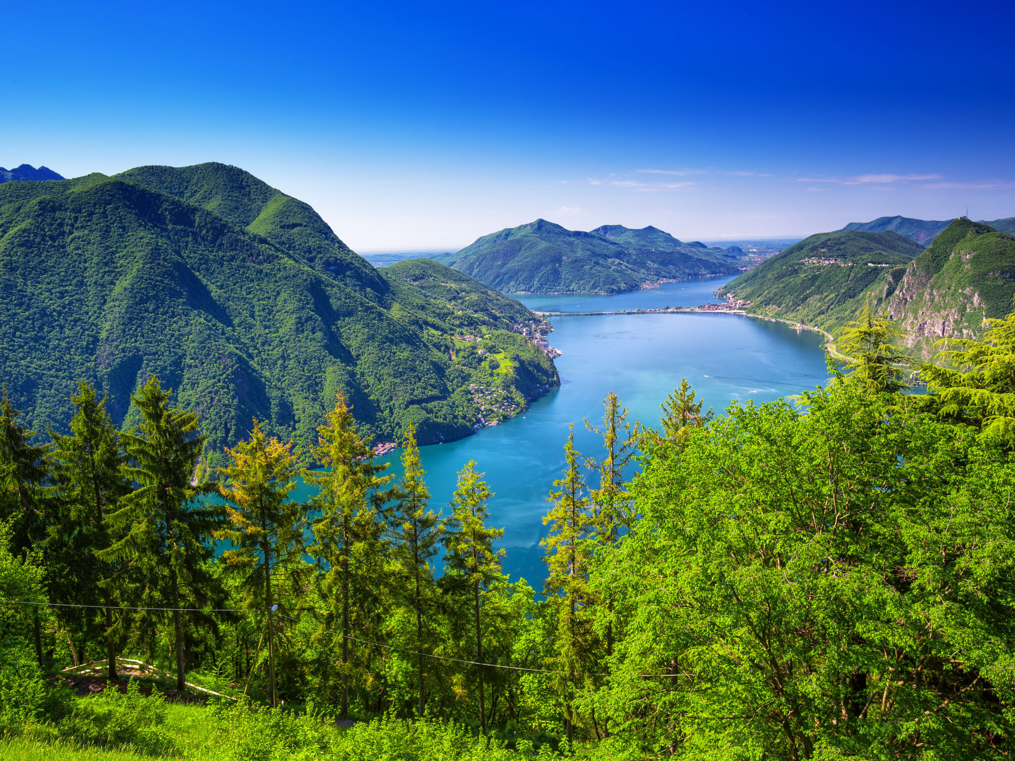 Blick auf die Stadt Lugano, den Luganer See und den Monte San Salvatore vom Monte Bre, Tessin, Schweiz